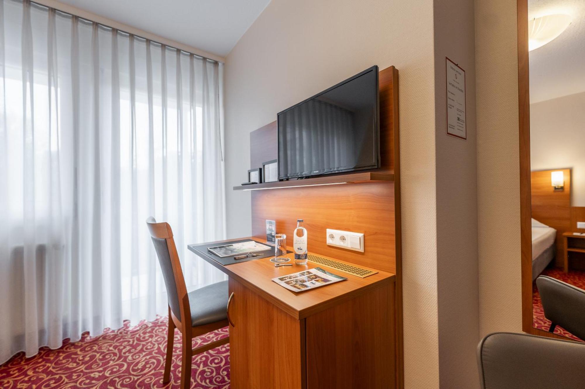 Hotel Alexa Бад-Мергентхайм Экстерьер фото